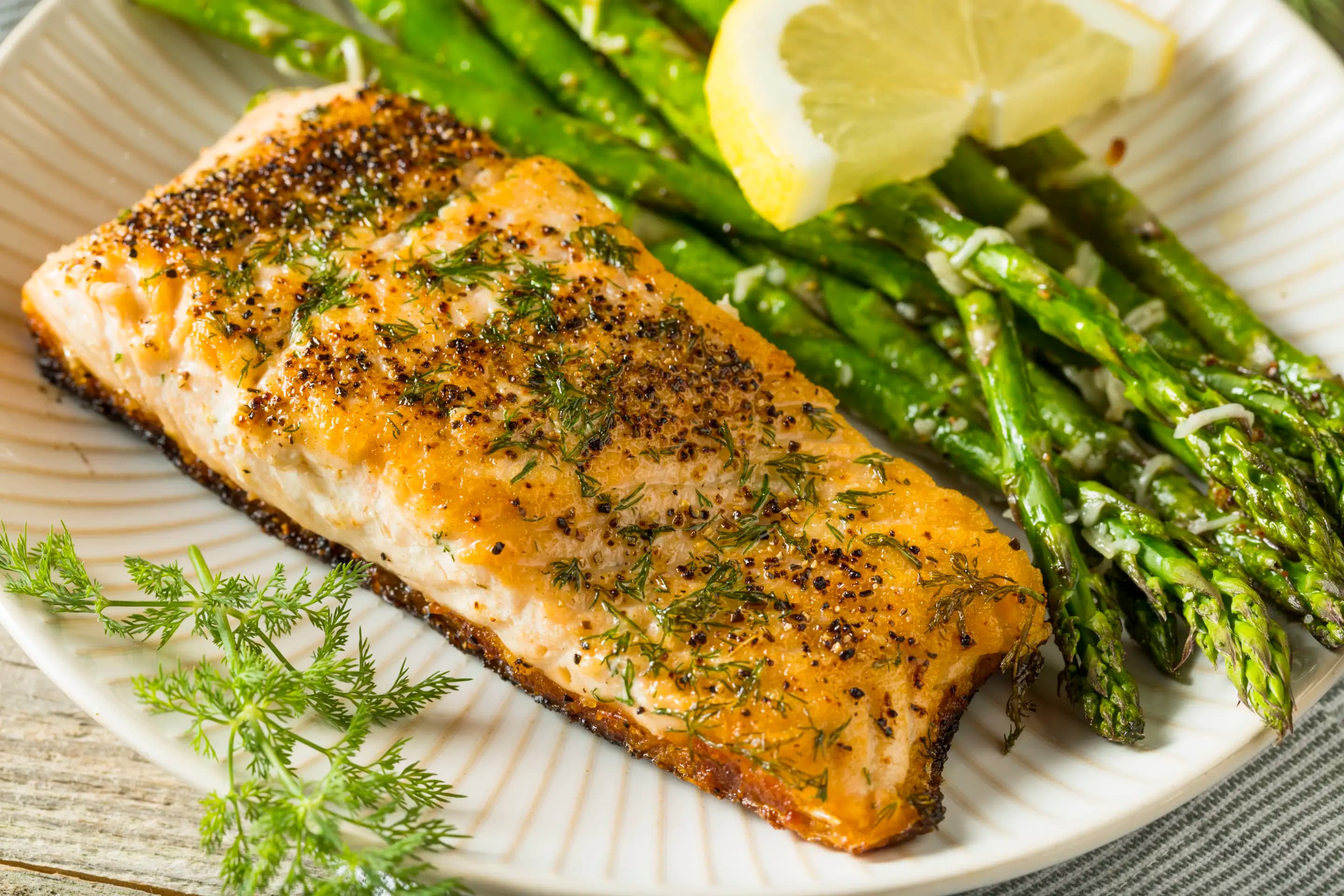 Lachsfilet mit Zitronen-Pfeffer-Kruste