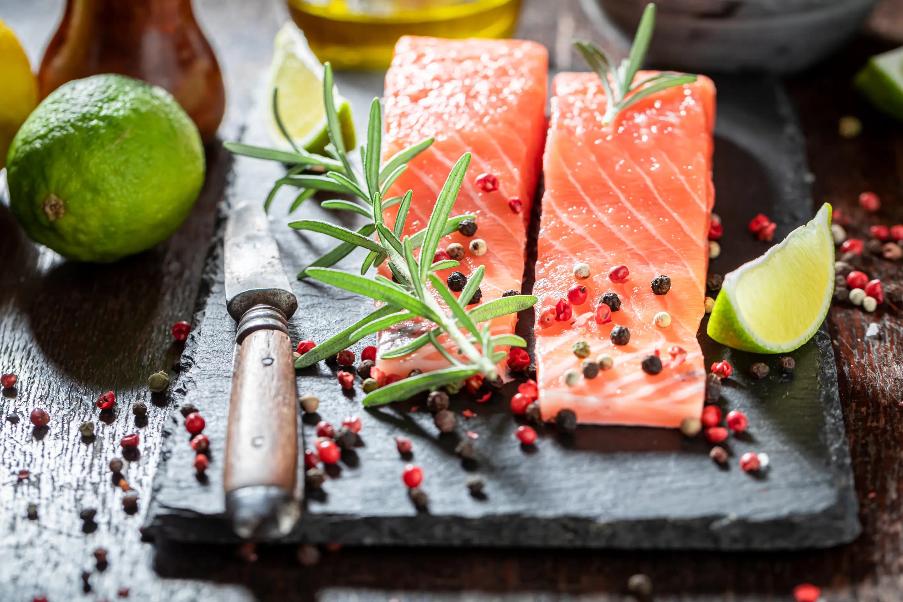 Gebeizter Lachs mit Kräutercreme  & Gurkengelee